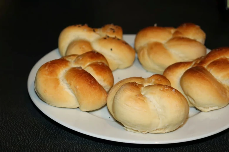Zlatohnědé kaiserka pečivo na bílém talíři.