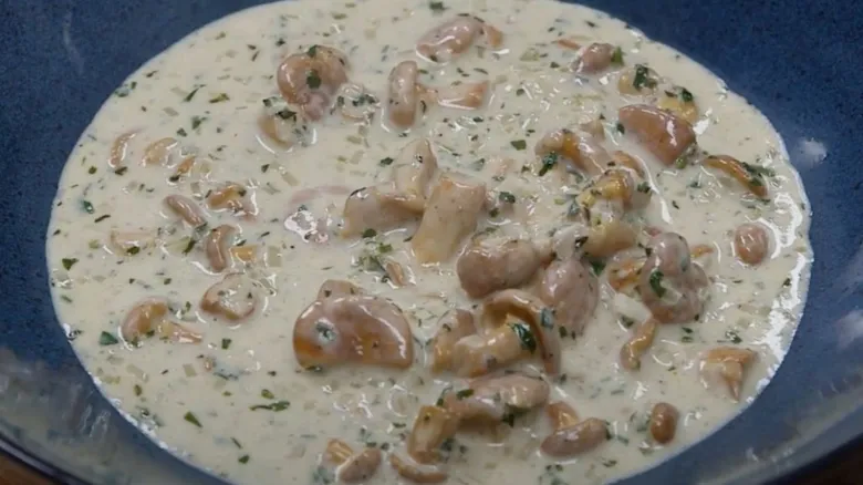Hot cream soup sličky na smetaně v modré misce.