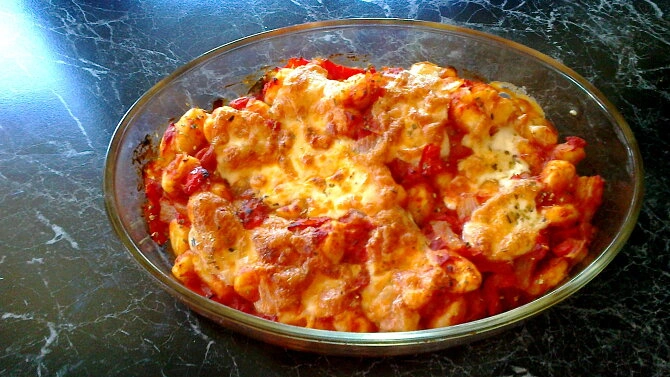 Zapečené knedlíky s rajčatovou omáčkou a rozteklou mozzarellou.