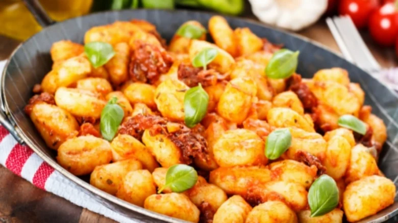 Gnocchi s rajčatovou omáčkou a čerstvým bazalkovým listem.