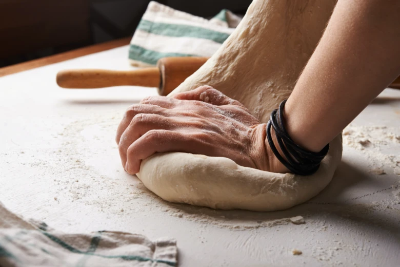 Ruční kynutí těsta na pizzu s moukou
