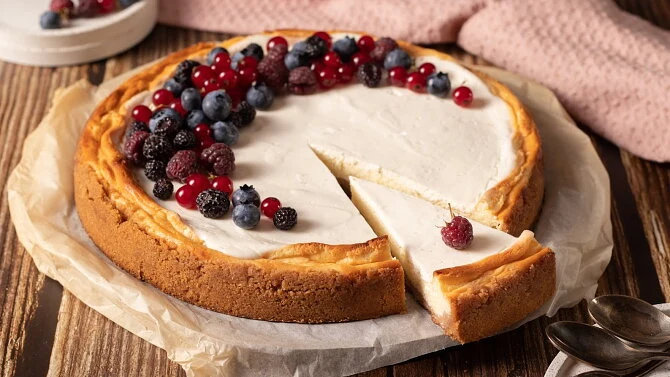 Tvarohový cheesecake s ovocem jako výsledek receptu.