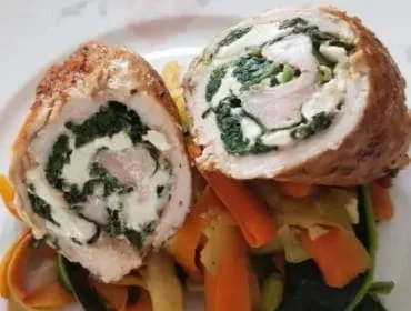 Nakrájená roláda z krůty s náplní ze špenátu a zeleniny.