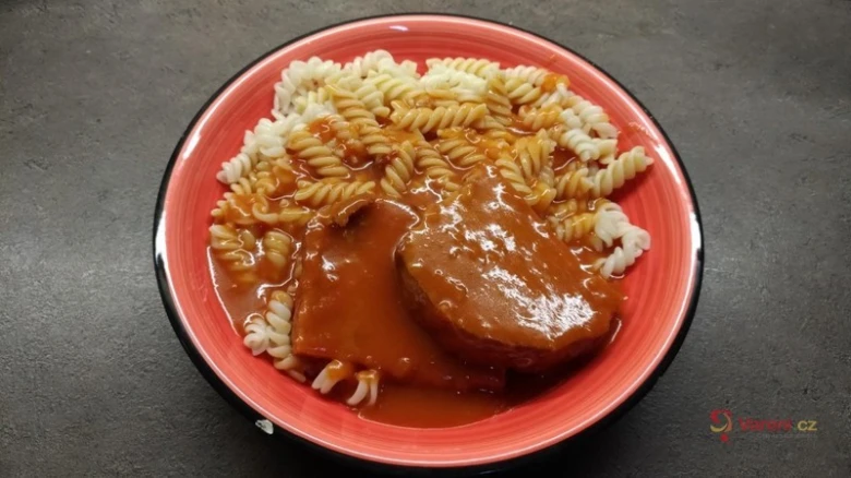 Pasta s rajskou omáčkou a masem v růžové misce.