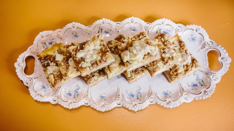 Cheesecake bars with apples and nuts