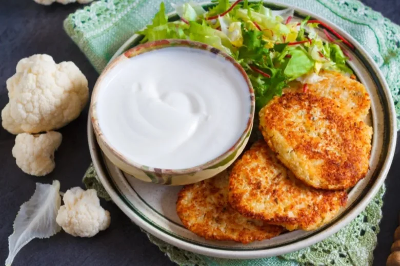 Cauliflower patties with salad and dip