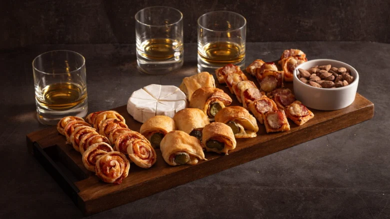 Appetizer platter with drinks