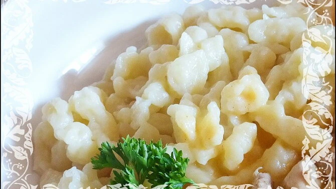 Přílohové noky s čerstvou petrželkou na talíři.