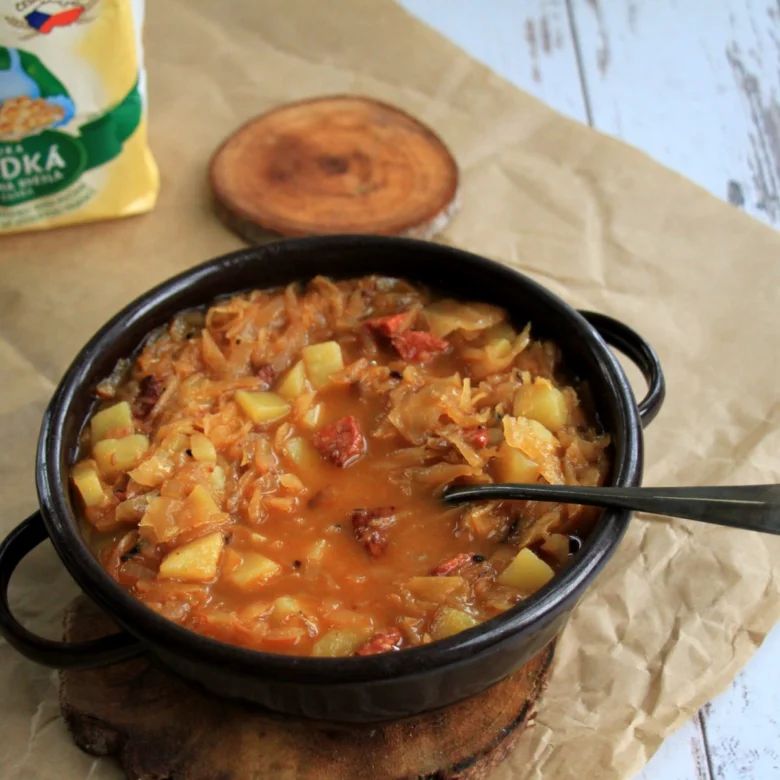 Cabbage stew with potatoes