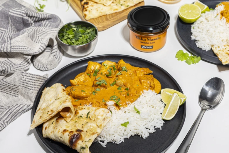 Kusíčí tikka masala s rýží, chlebem a citronovými kousky.