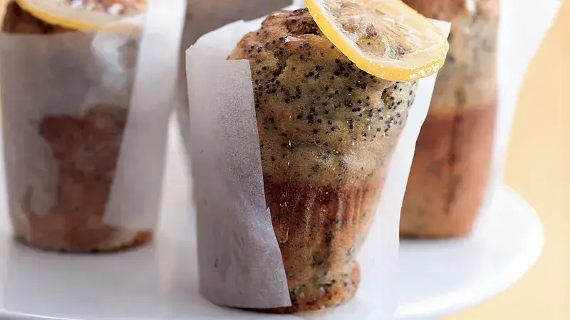 Citronové muffiny s osikem na bílém talíři.