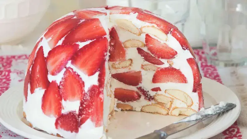 Strawberry no-bake cake slice sponžový dezert
