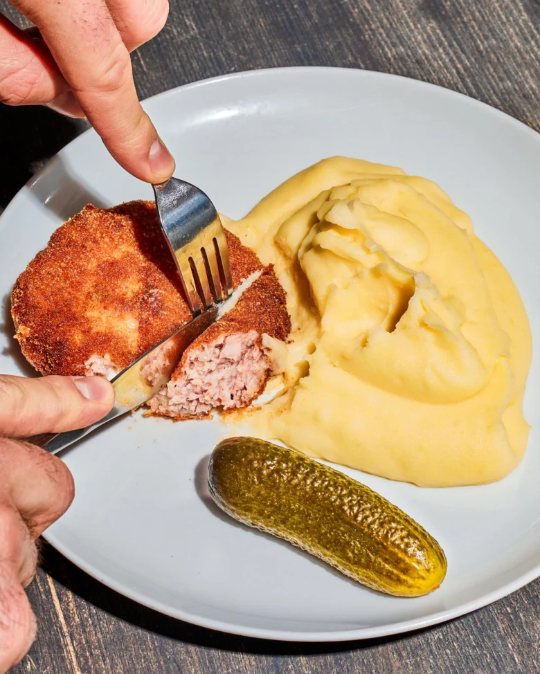 Holandský řízek s bramborovou kaší a okurkou