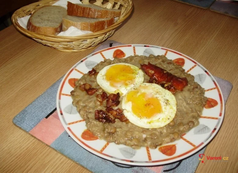 Připravená čočka na kyselo s vejci a slaninou.