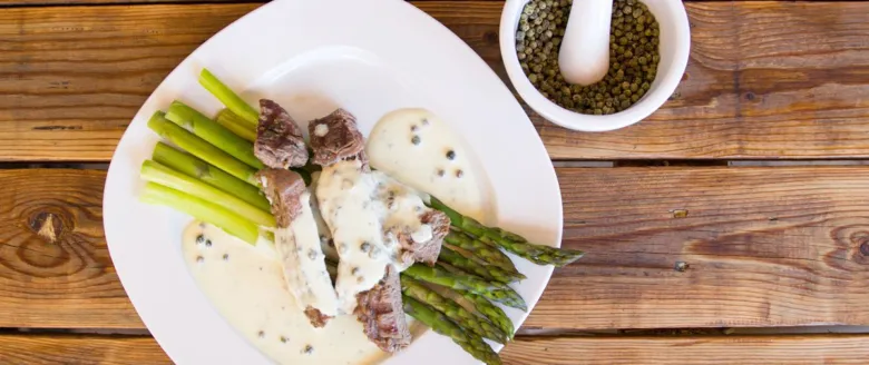 Pepper sauce with meat and asparagus