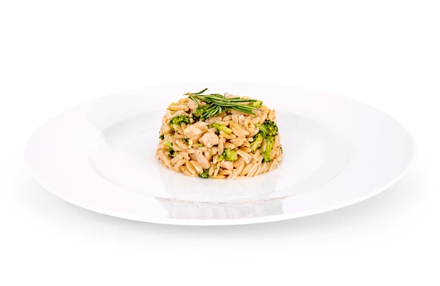 Risoto s brokolicí na bílém talíři jako výsledek receptu.