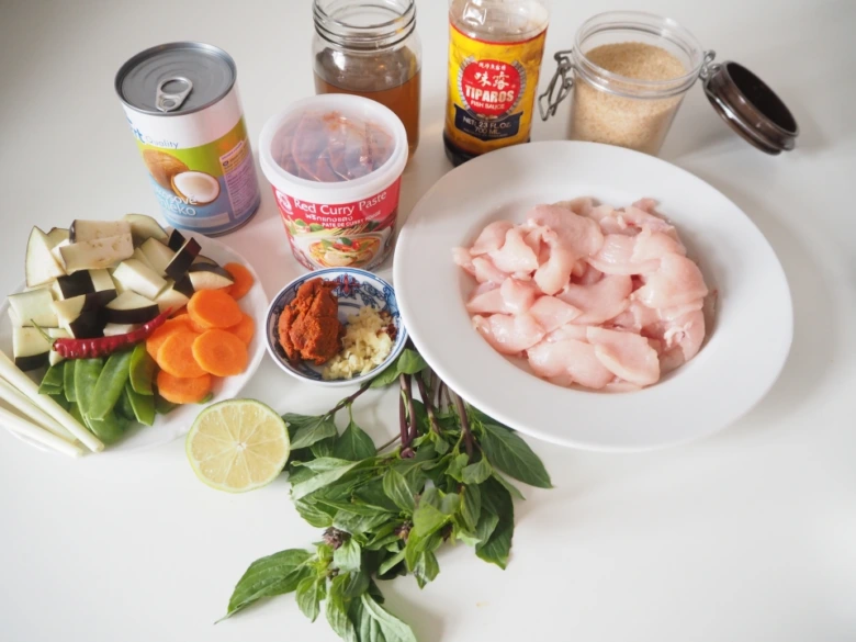 Surové ingredience pro thajské kari s kuřecím masem a zeleninou.