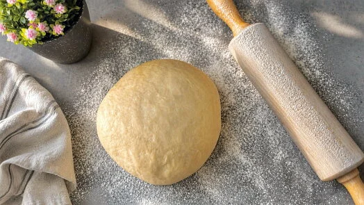 Kulka těsta s válečkem na šleh pro recept.