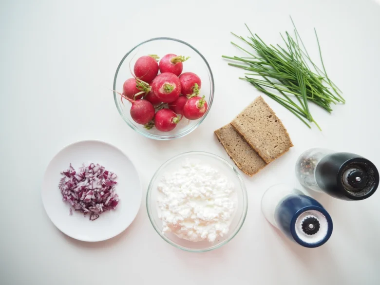 Ingredience pro ředkvičkovou pomazánku: ředkvičky, cibule, sýr.