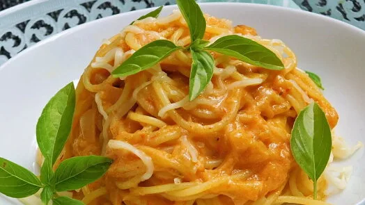 Spaghetti v červené omáčce s čerstvým bazalkou.