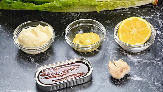 Ingredience pro dresinky: majonéza, hořčice, citron, tuňák a salát.