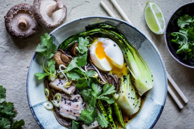 Tradiční japonská polévka ramen s vejcem v misce