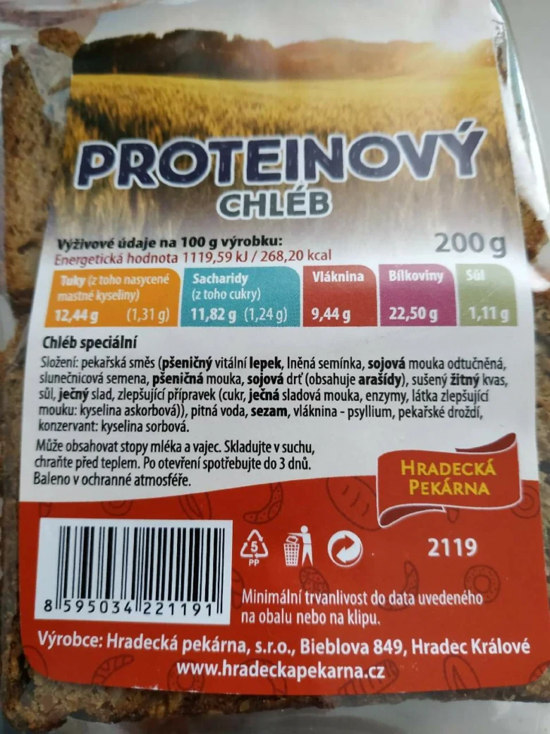 Balíček s bílkovinovým chlebem se složením a výživovými údaji.