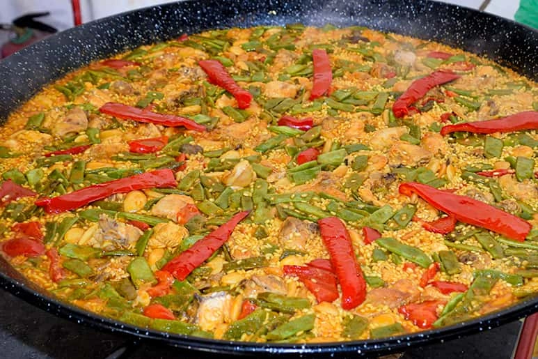 Španělská paella s rýží, fazolí a mořskými plody.