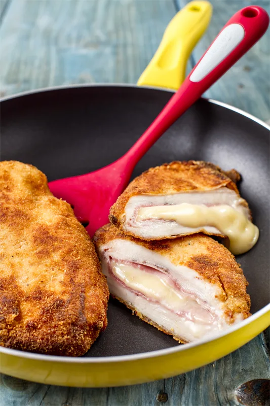 Zlatě opečené kuřecí cordon bleu s taveným sýrem a šunkou.