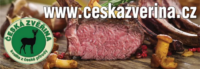 Svařené srnčí maso s houbami na dřevěném talíři.