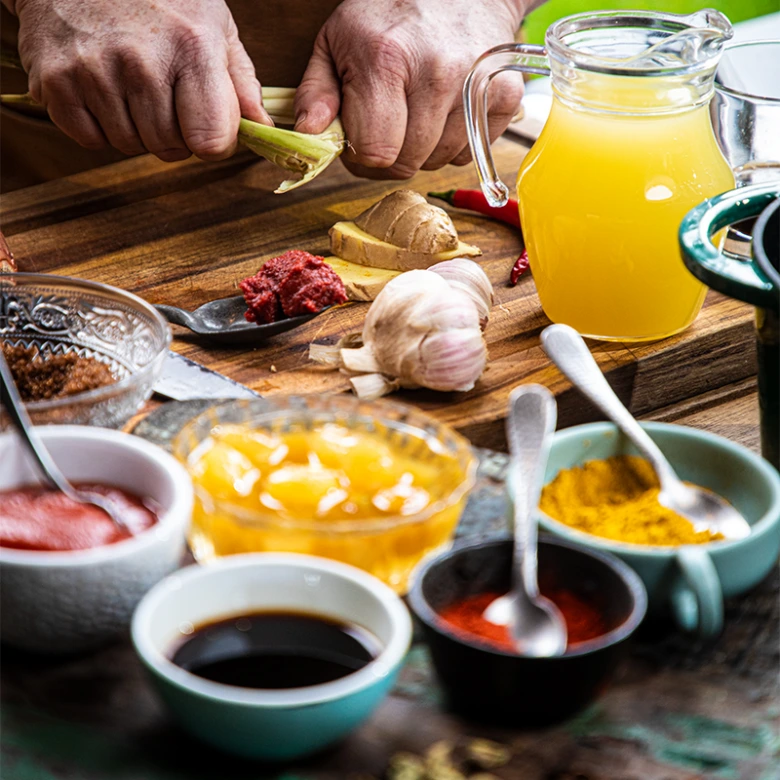 Příprava ingrediencí pro domácí BBQ omáčku s česnekem, zázvorem a kořením.