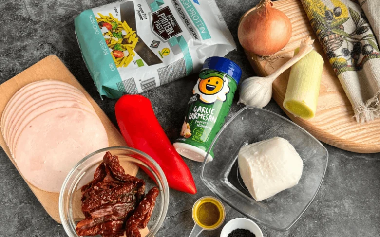 Suroviny na rychlý recept s mozzarellou: šunka, rajčata, cibule, česnek.