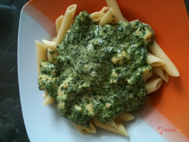Penne s omáčkou ze špenátu na talíři.