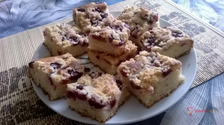 Kusy bublaniny s drobenkou na bílém talíři.