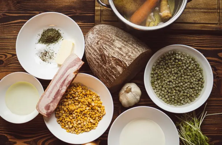 Suroviny na českou hrachovou polévku: fazole, šunka, chléb, koření.