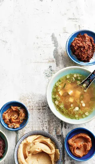 Miso polévka s cibulkou a malé misky se sezóninami.