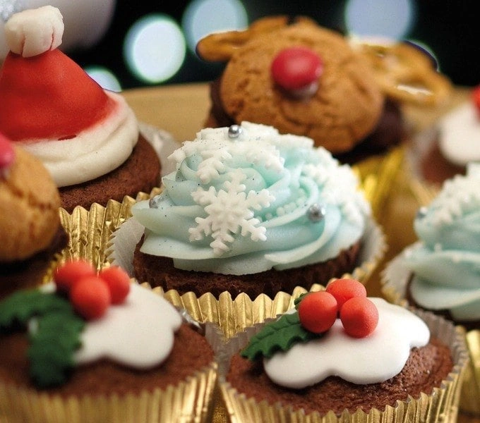 Vánoční muffiny s dekoracemi jako Mikuláš a jelen.
