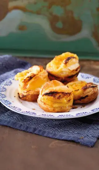 Portugalské dezerty Pastel de Nata na talíři