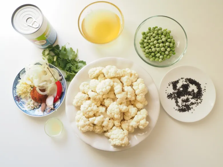 Ingredience pro kari s květákem: kvěťáky, hrášek, kokosové mléko.