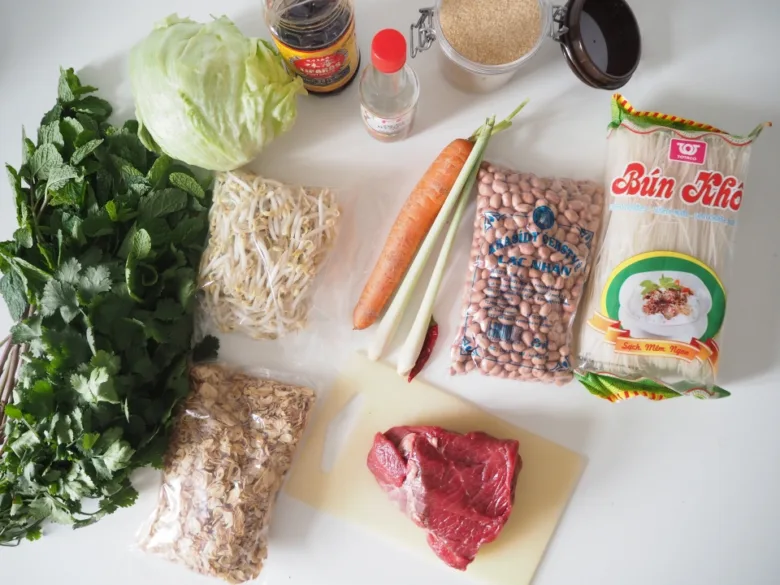 Suroviny pro vietnamský pokrm bun bo nam: maso, nudle, bylinky.