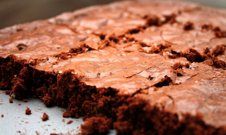 Blízko na čokoládový brownies s viditelnou texturou.