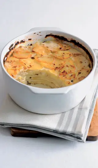 Gratinated potatoes dish