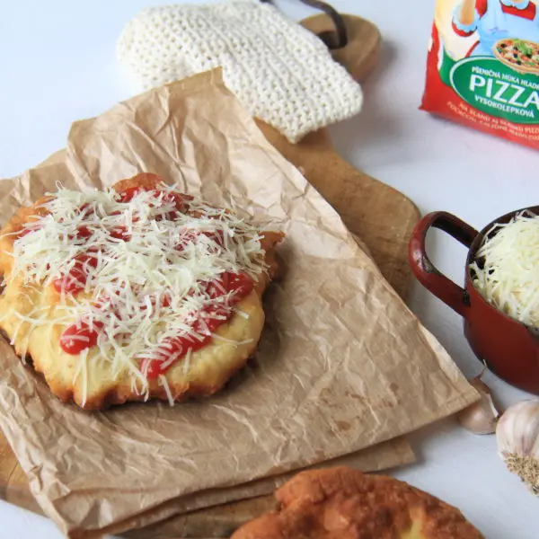 Kynutý těsto s rajčatovou omáčkou a sýrem připravené jako pizza.