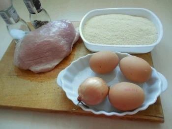 Suroviny pro recept na obrácené řízky: maso, vejce a mouka.