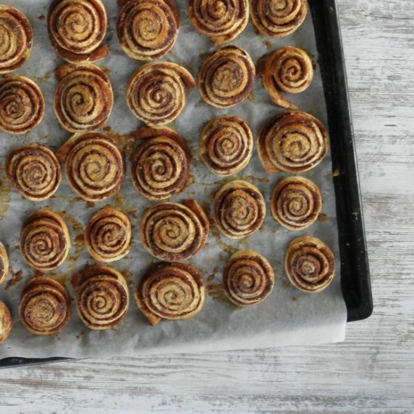 Baked cinnamon rolls on tray