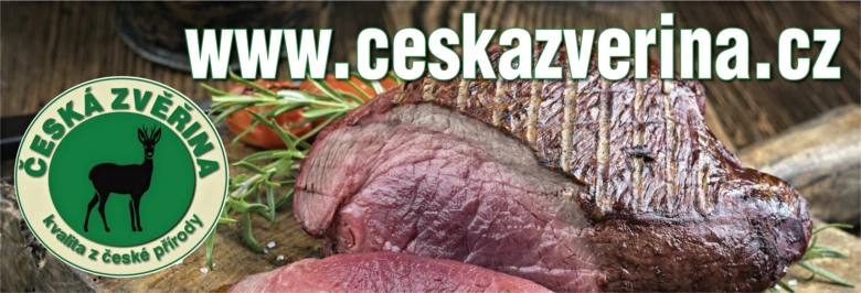 Grilovaný kus jeleního masa s rozmarýnem na dřevěném podkladu.