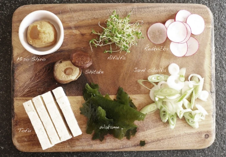 Suroviny na japonskou polévku s misem: tofu, řasák, houby.