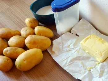 Suroviny na bramborovou kaši: brambory, máslo, sůl a mléko.