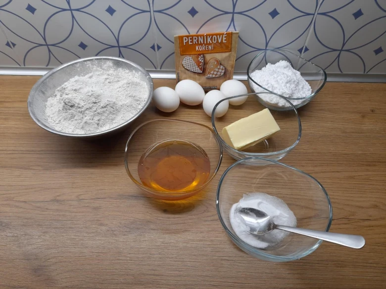 Suroviny na vánoční perníčky: mouka, vejce, med, máslo.