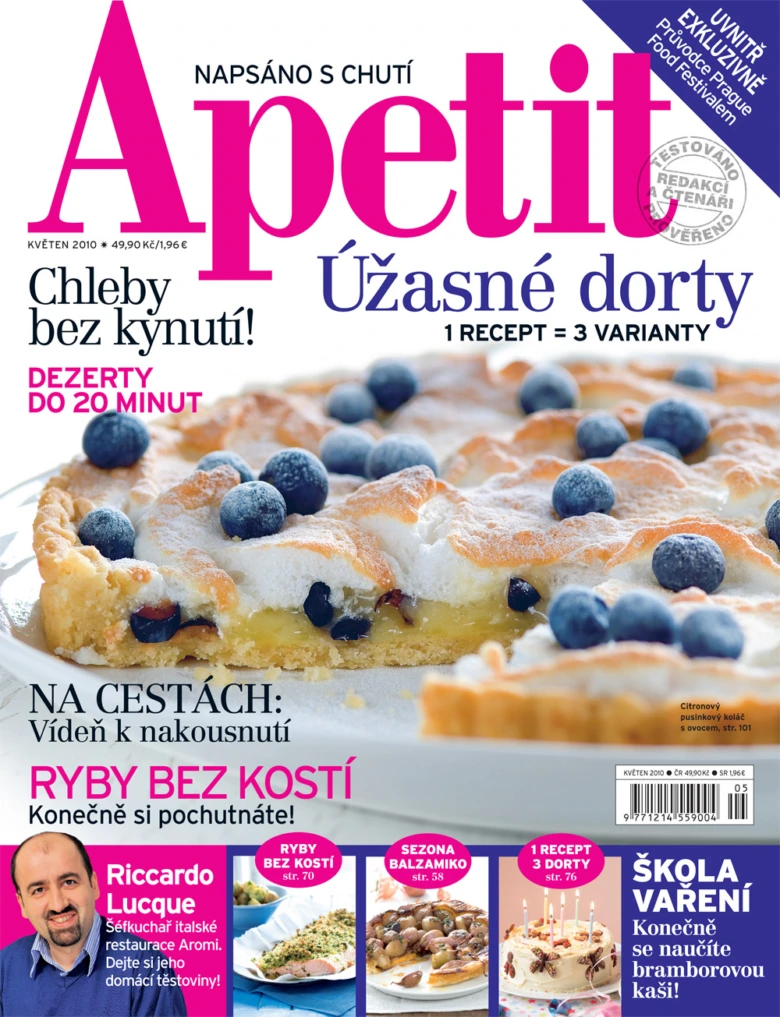Bublanina s borůvkami a šlehačkou na čerstvém koláči.